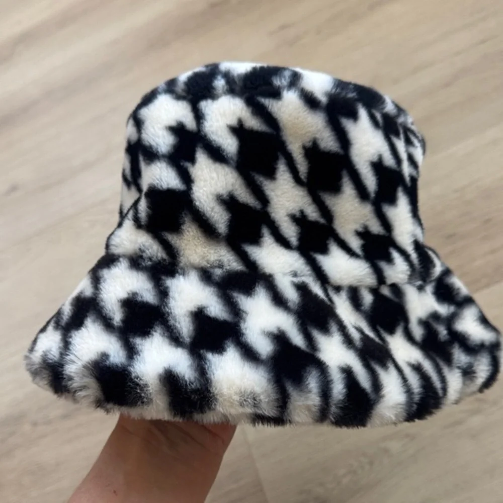 Fluffy girl bucket hat 🖤